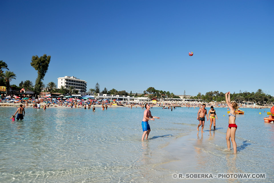 Touristes à Ayia Napa sur Nissi Beach