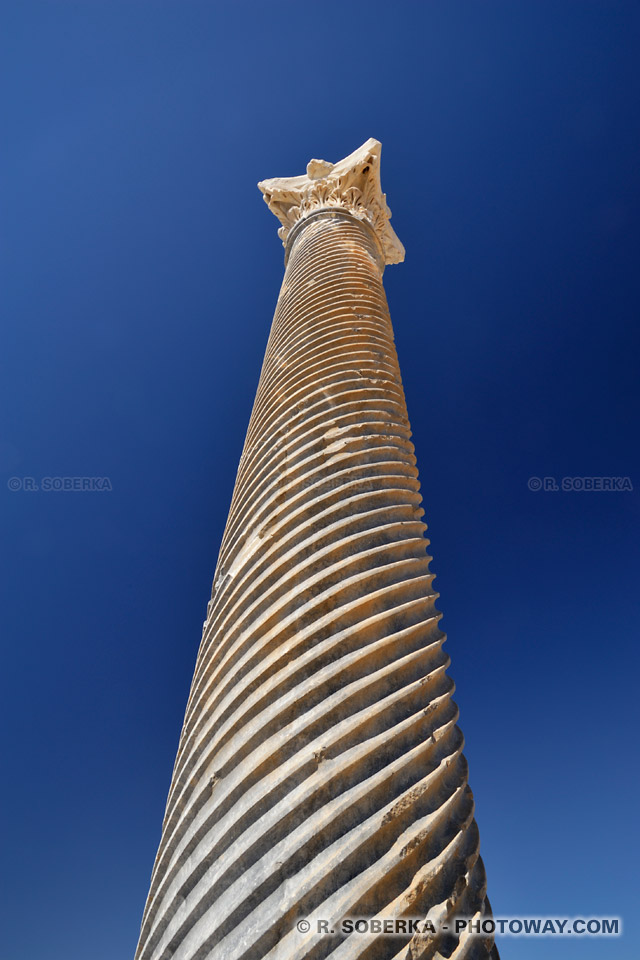 Photo d'une colonne finement sculptée du Nymphaeum de Kourion