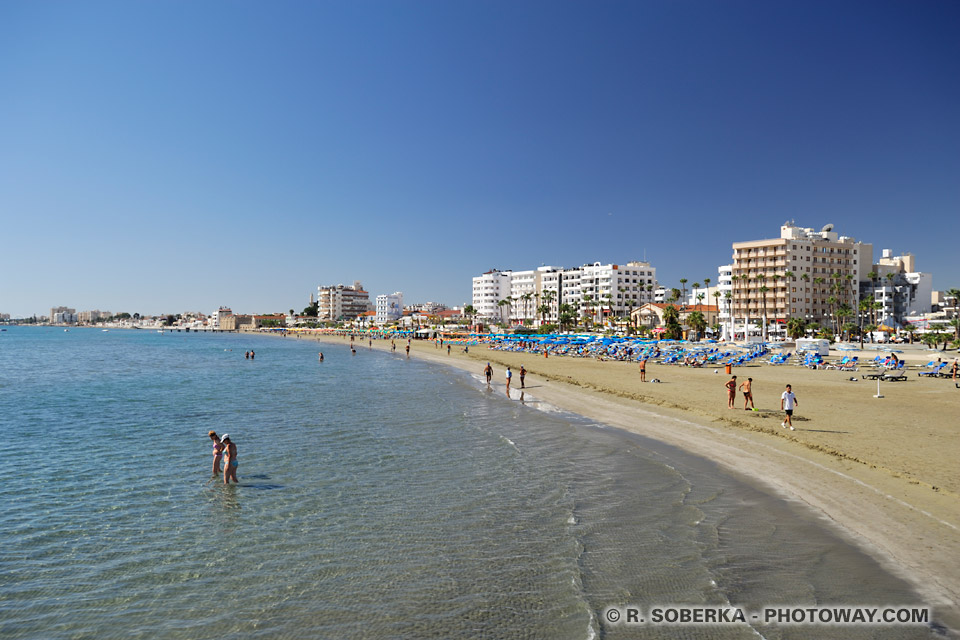 Ville et plage de Larnaca à Chypre