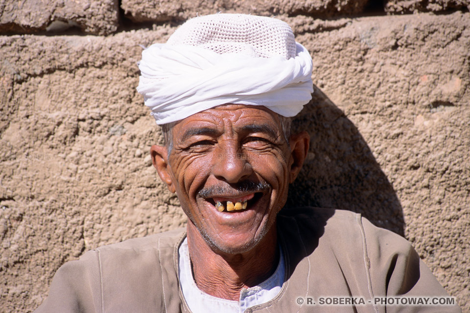 sourire édenté d'un marchand égyptiens