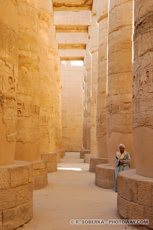 Colonnes centrales de la Grande Salle Hypostyle à Karnak