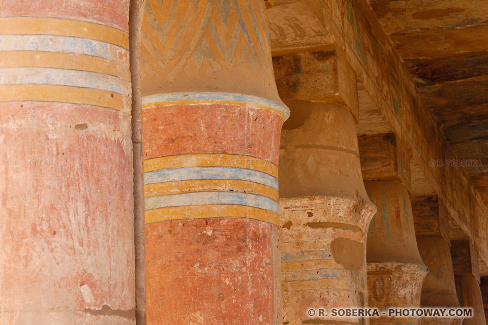 Colonnes avec couleurs originales à Karnak