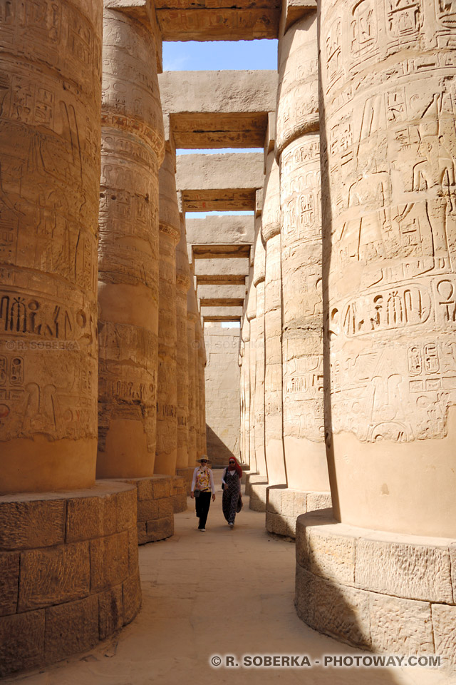 Grande salle hypostyle au temple de Karnak