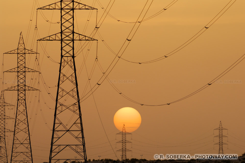 Lignes haute tension au coucher de soleil